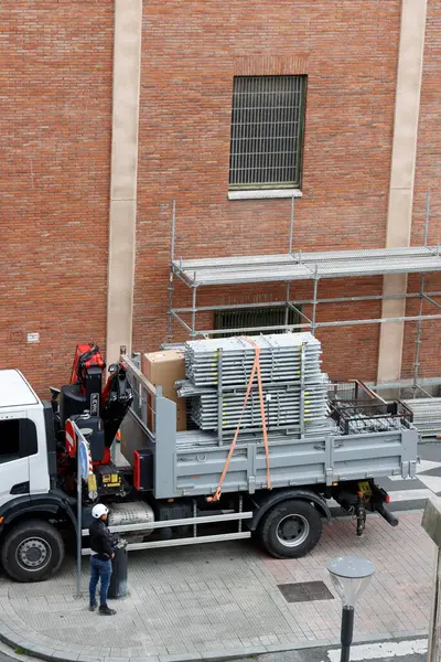 Bakım bir binada çalışıyor.