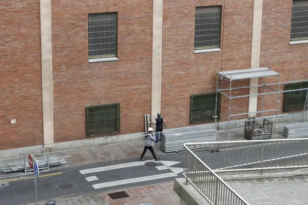 Bakım bir binada çalışıyor.