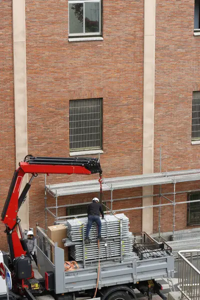 Bakım bir binada çalışıyor.