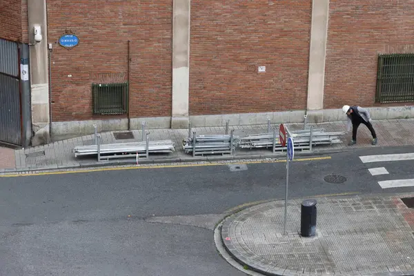 Bakım bir binada çalışıyor.