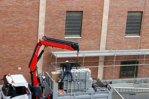 Bakım bir binada çalışıyor.