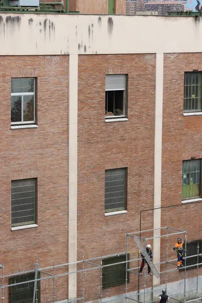 Bakım bir binada çalışıyor.