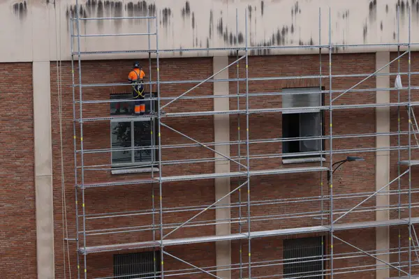 Bakım bir binada çalışıyor.