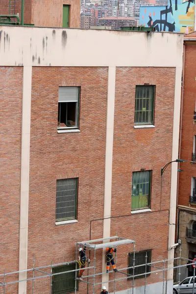 Bakım bir binada çalışıyor.