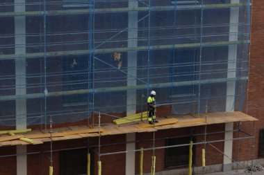 Caddedeki inşaat alanında.