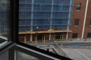 Caddedeki inşaat alanında.