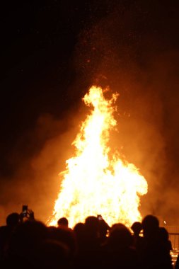Gece vakti havai fişekler.