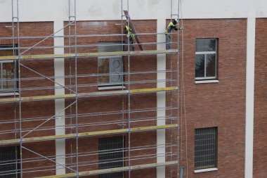 Bir binanın iskelesi.