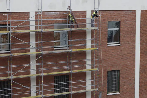 Bir binanın iskelesi.