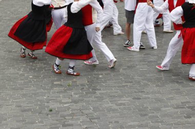 Bask halk dansı gösterisi