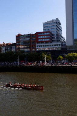 Bilbao nehrinde kürek yarışı