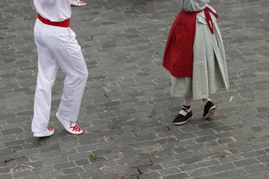 Bask halk dansçıları Bilbao, İspanya sokaklarında geleneksel kostümleriyle gösteri yapıyorlar.