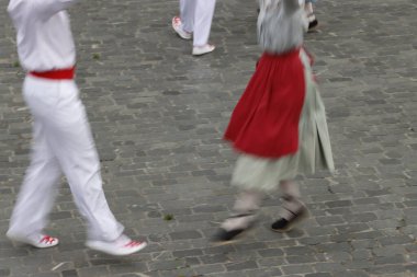 Bask halk dansçıları Bilbao, İspanya sokaklarında geleneksel kostümleriyle gösteri yapıyorlar.