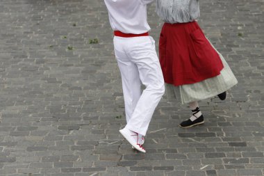 Bask halk dansçıları Bilbao, İspanya sokaklarında geleneksel kostümleriyle gösteri yapıyorlar.