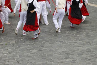 Bask halk dansçıları Bilbao, İspanya sokaklarında geleneksel kostümleriyle gösteri yapıyorlar.