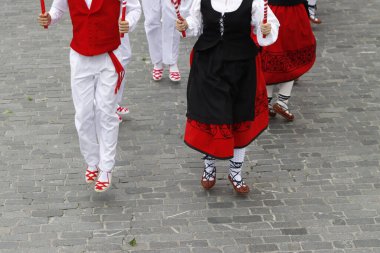Bask halk dansçıları Bilbao, İspanya sokaklarında geleneksel kostümleriyle gösteri yapıyorlar.