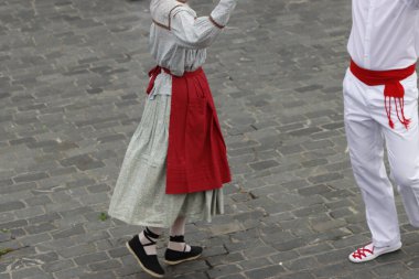 Bask halk dansçıları Bilbao, İspanya sokaklarında geleneksel kostümleriyle gösteri yapıyorlar.