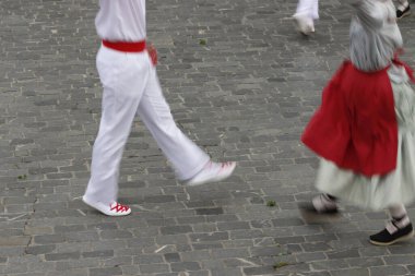 Bask halk dansçıları Bilbao, İspanya sokaklarında geleneksel kostümleriyle gösteri yapıyorlar.