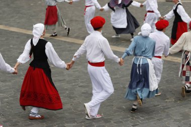 Bask halk dansçıları Bilbao, İspanya sokaklarında geleneksel kostümleriyle gösteri yapıyorlar.