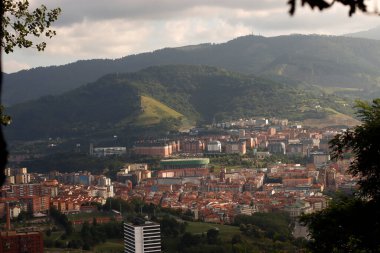 Bir tepeden Bilbao manzarası