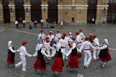 Bask halk dansçıları Bilbao, İspanya sokaklarında geleneksel kostümleriyle gösteri yapıyorlar. 