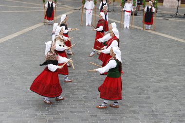 Bask halk dansçıları Bilbao, İspanya sokaklarında geleneksel kostümleriyle gösteri yapıyorlar. 