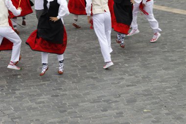 Bask halk dansı gösterisi