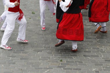 Bask genç halk dansçıları