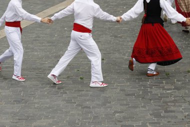 Bask genç halk dansçıları