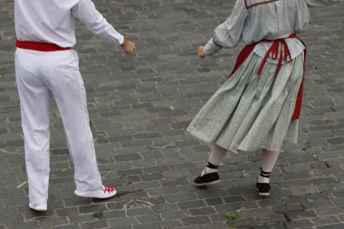 Bask genç halk dansçıları