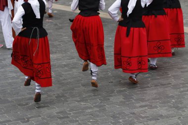 Bask genç halk dansçıları