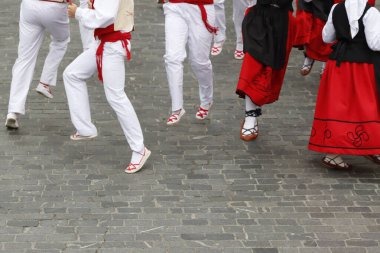 Bask genç halk dansçıları