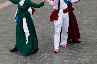 Bask halk dansı gösterisi