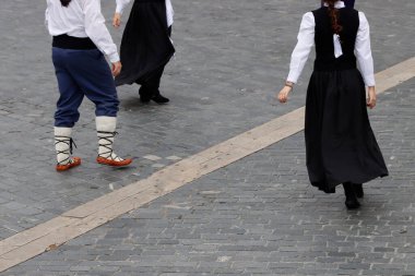 Bask genç halk dansçıları