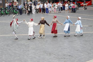 Açık hava festivalinde Bask halk dansı gösterisi