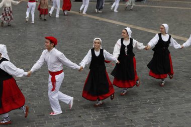 Açık hava festivalinde Bask halk dansı gösterisi