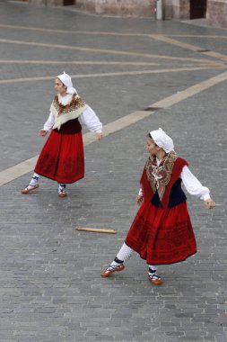 Açık hava festivalinde Bask halk dansı gösterisi