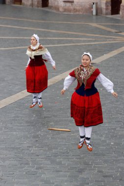 Açık hava festivalinde Bask halk dansı gösterisi