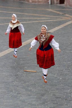 Açık hava festivalinde Bask halk dansı gösterisi