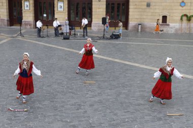 Açık hava festivalinde Bask halk dansı gösterisi