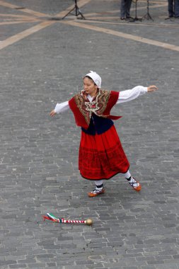Açık hava festivalinde Bask halk dansı gösterisi