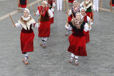 Açık hava festivalinde Bask halk dansı gösterisi