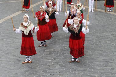 Açık hava festivalinde Bask halk dansı gösterisi