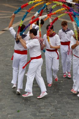 Açık hava festivalinde Bask halk dansı gösterisi