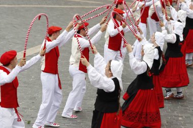 Açık hava festivalinde Bask halk dansı gösterisi