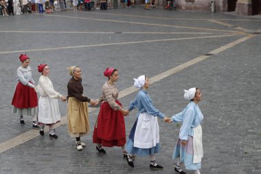 Açık hava festivalinde Bask halk dansı gösterisi