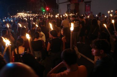 Yaz gündönümünü kutlamak için gece yürüyüşü
