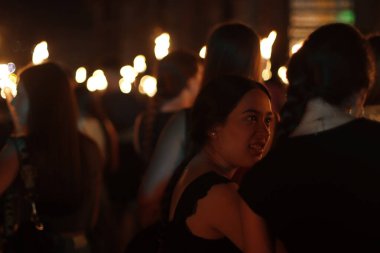 Yaz gündönümünü kutlamak için gece yürüyüşü