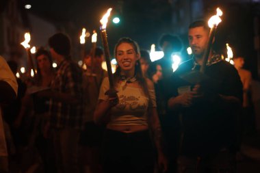 Yaz gündönümünü kutlamak için gece yürüyüşü