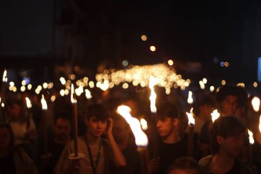 Yaz gündönümünü kutlamak için gece yürüyüşü